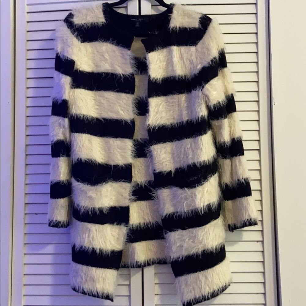 Cream/Black long sleeve open cardigan.